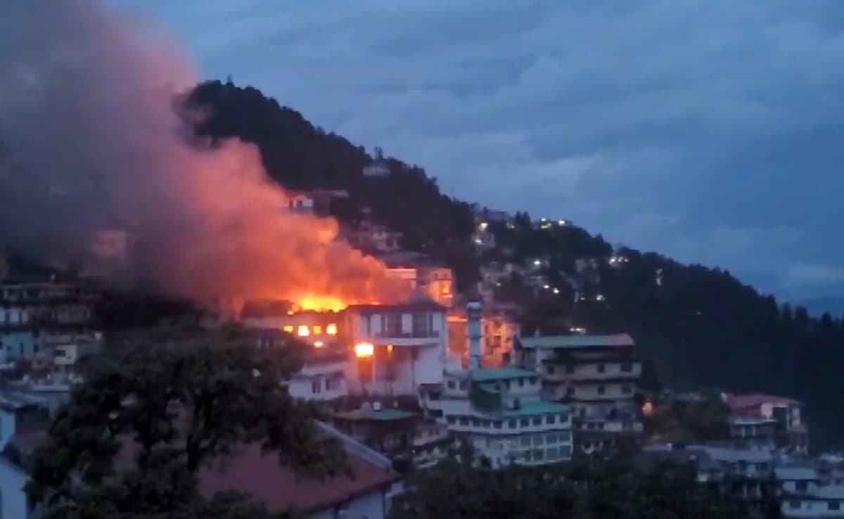 उत्तराखंड: शॉर्ट सर्किट के कारण मसूरी के होटल में लगी भीषण आग, दो वाहन हुये नष्ट