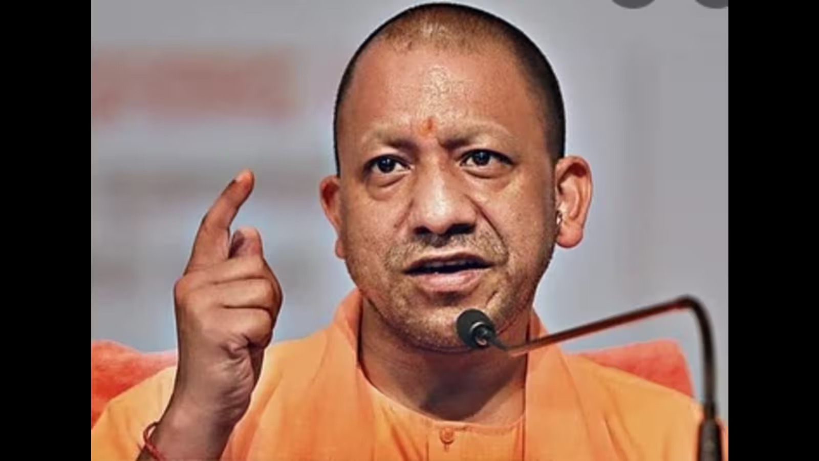 GORAKHPUR NEWS: गोरखनाथ मंदिर में सीएम ने लगाया जनता दरबार, समाधान के दिए निर्देश