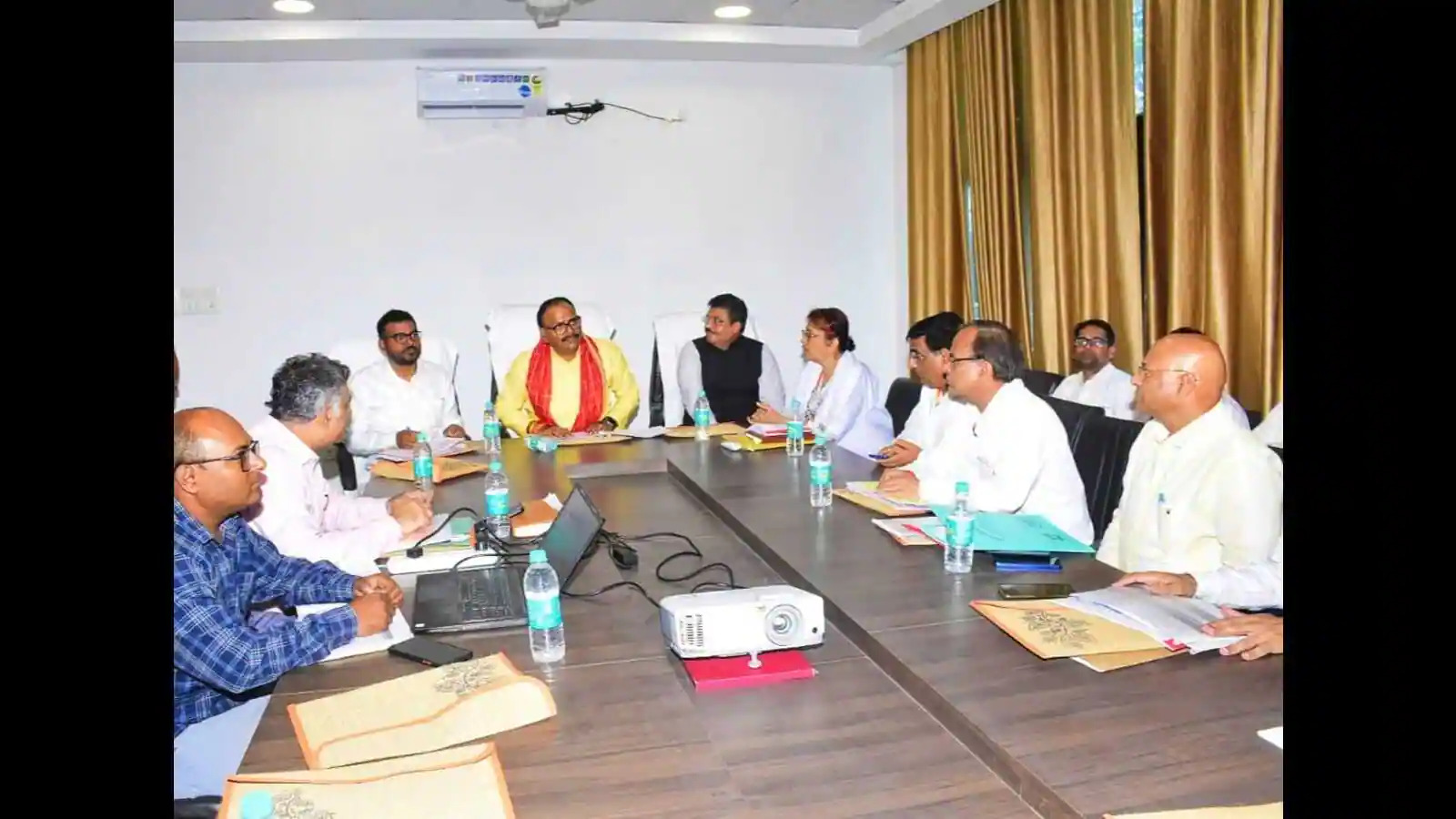 डेंगू और अन्य बुखारों से निपटने के लिए स्वास्थ्य सेवाओं का अनुकूलन: पाठक की समीक्षा बैठक से अंतर्दृष्टि