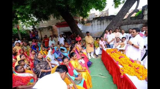 उत्तर प्रदेश भाजपा उपाध्यक्ष ने आलमनगर के झुग्गीवासियों को सशक्त बनाने के लिए ‘सेवा पखवाड़ा’ पहल का किया नेतृत्व