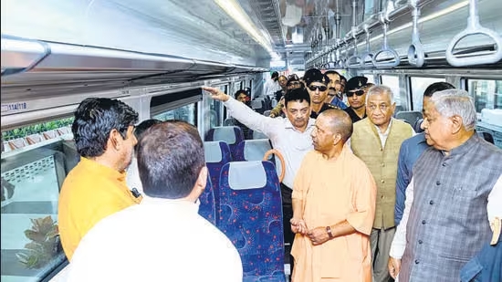 मुख्यमंत्री योगी आदित्यनाथ ने ऐतिहासिक उद्घाटन से पहले गाजियाबाद के आरआरटीएस प्राथमिकता अनुभाग का किया निरीक्षण