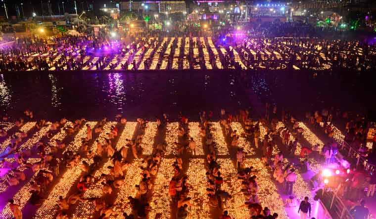 Ayodhya Deepotsav: अयोध्या दीपोत्सव के लिए श्रद्धालु घर बैठे भी कर सकेंगे दीपदान, जानें क्या है तरीका