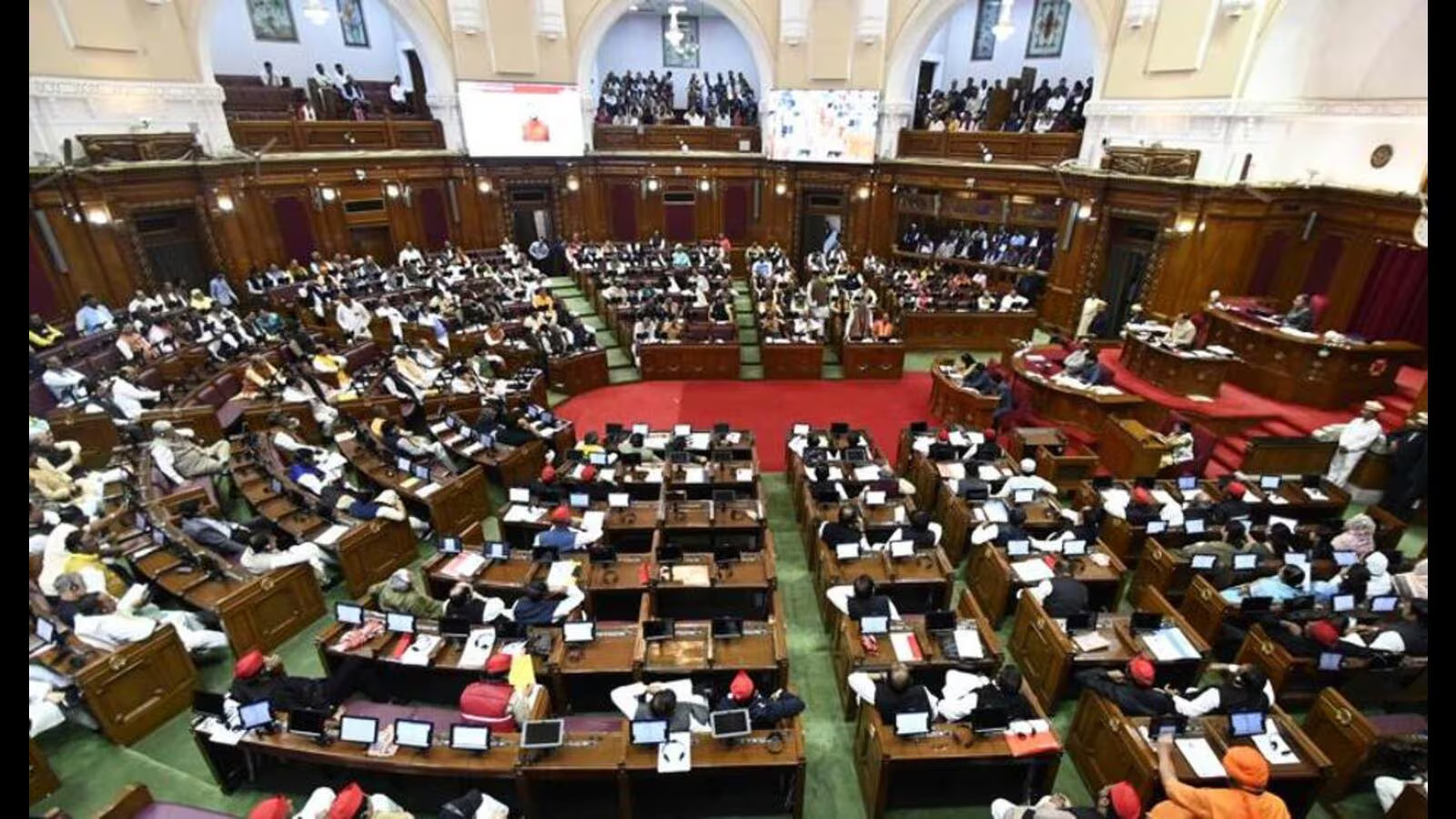 UP Winter Session: गुंडा नियंत्रण विधेयक को वापस लेने से उठे सवाल, विपक्षी दलों ने मांगा स्पष्टीकरण