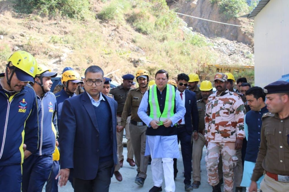 उत्तराखंड: ड्रिलिंग मशीन में खराबी के बाद उत्तराखंड सुरंग बचाव अभियान रोका गया, सीएम धामी ने की समीक्षा बैठक
