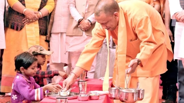 अयोध्या में मुख्यमंत्री योगी ने 3 से 6 वर्ष के बच्चों लिए ‘हॉट कुक्ड मील योजना’ का किया शुभारंभ