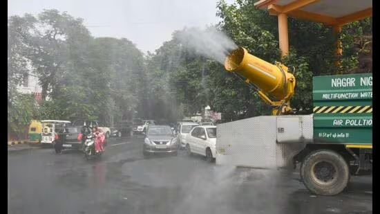 लखनऊ नगर निगम ने स्मॉग गन और वाटर स्प्रिंकलर का उपयोग करके स्वच्छता अभियान किया तेज