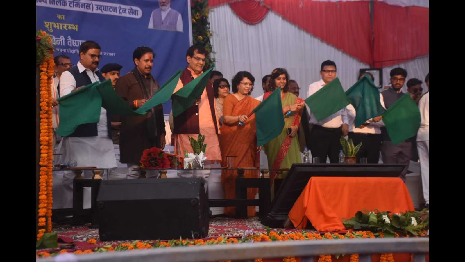उत्तर प्रदेश: रेलमंत्री अश्वनी वैष्णन ने हरी झंडी दिखाकर मऊ से मुम्बई के लिए नई ट्रेन सेवा का किया उद्घाटन