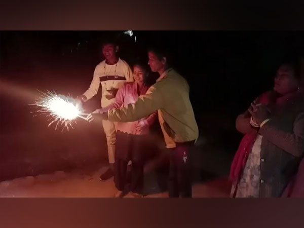 उत्तर प्रदेश: 17 दिनों के बाद श्रमिकों के घर लौटने पर मनाई दिवाली, की गई आतिशबाजी