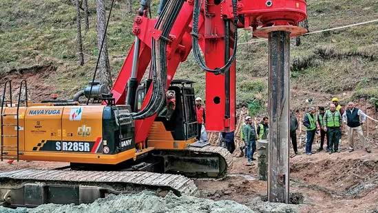 Uttarakhand Tunnel Rescue: ऊर्ध्वाधर ड्रिलिंग प्रगति, बारिश की चेतावनी, और मैनुअल ड्रिलिंग योजनाएं