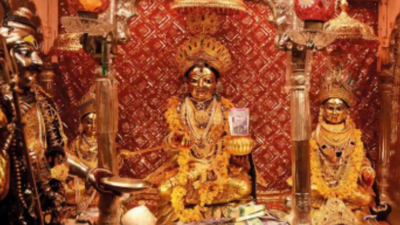 अन्‍नपूर्णा मंदिर: धनतेरस पर काशी के देवी अन्नपूर्णा मंदिर में उमड़ पड़ी भक्तों की भारी भीड़