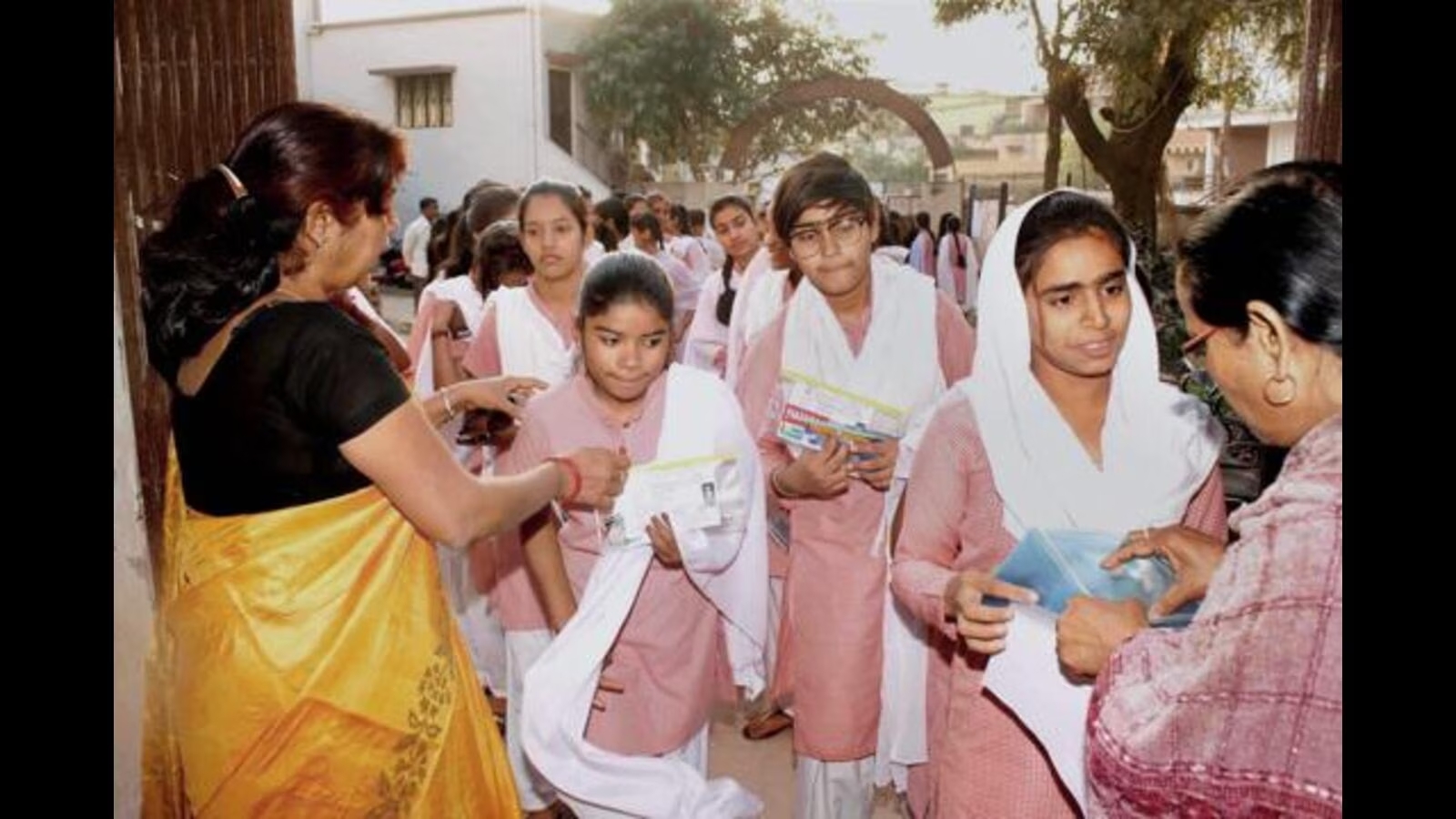 यूपी सरकार ने शिक्षक भर्ती के लिए नए यूपीईएसएससी नियम किए लागू