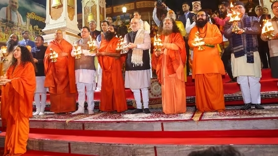 ऋषिकेश में अमित शाह और उत्तराखंड के मुख्यमंत्री धामी ने की गंगा आरती
