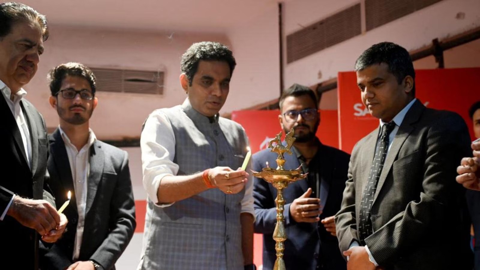Noida: संपर्क स्मार्टशाला का शुभारम्भ, ‘बिसरख सरकारी प्राइमरी स्कूल’ स्मार्ट क्लासरूम पाने वाला नोएडा का पहला स्कूल