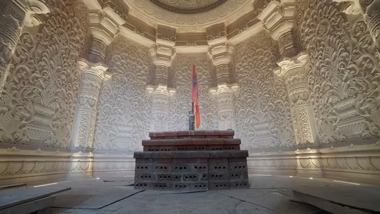 अयोध्या मंदिर का गर्भगृह जहां भगवान राम की मूर्ति स्थापित कि जाएगी