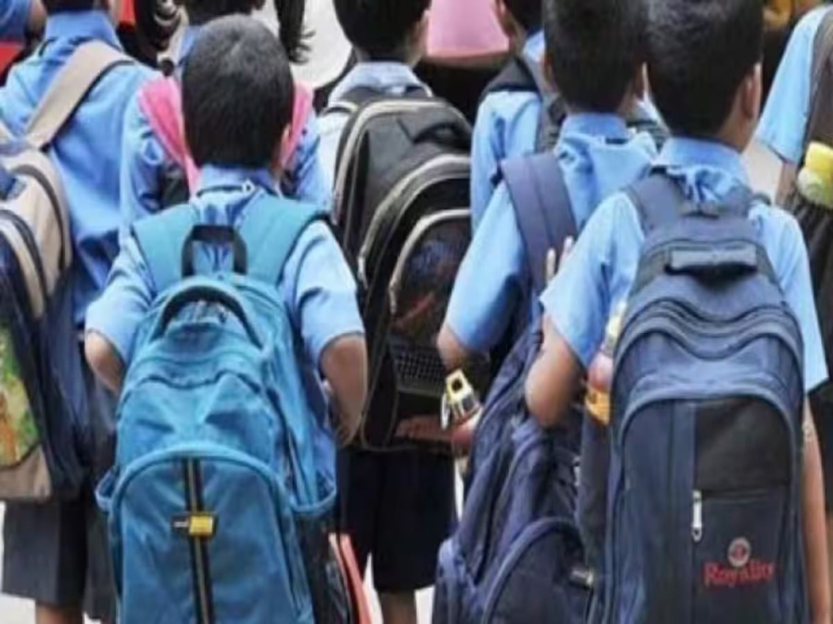 उत्तर प्रदेश: भीषण ठंड और घने कोहरे के बीच स्कूलों का बदला टाइम, अलीगढ़-आगरा में स्कूलों की छुट्टी