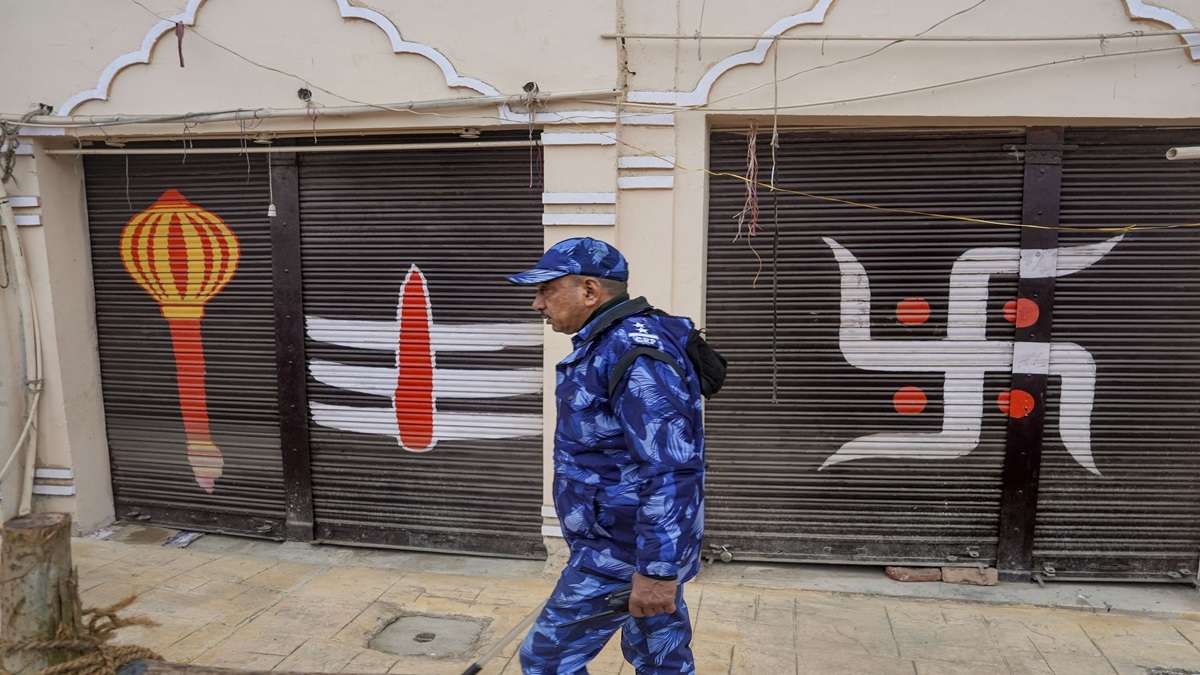 यूपी पुलिस ने 22 जनवरी को राम मंदिर कार्यक्रम के दौरान स्मार्टफोन का इस्तेमाल न करने की दी सलाह