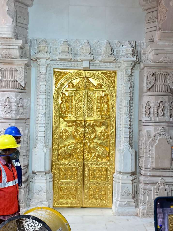 प्राण प्रतिष्ठा समारोह से पहले, राम मंदिर में लगा पहला सोने का दरवाजा