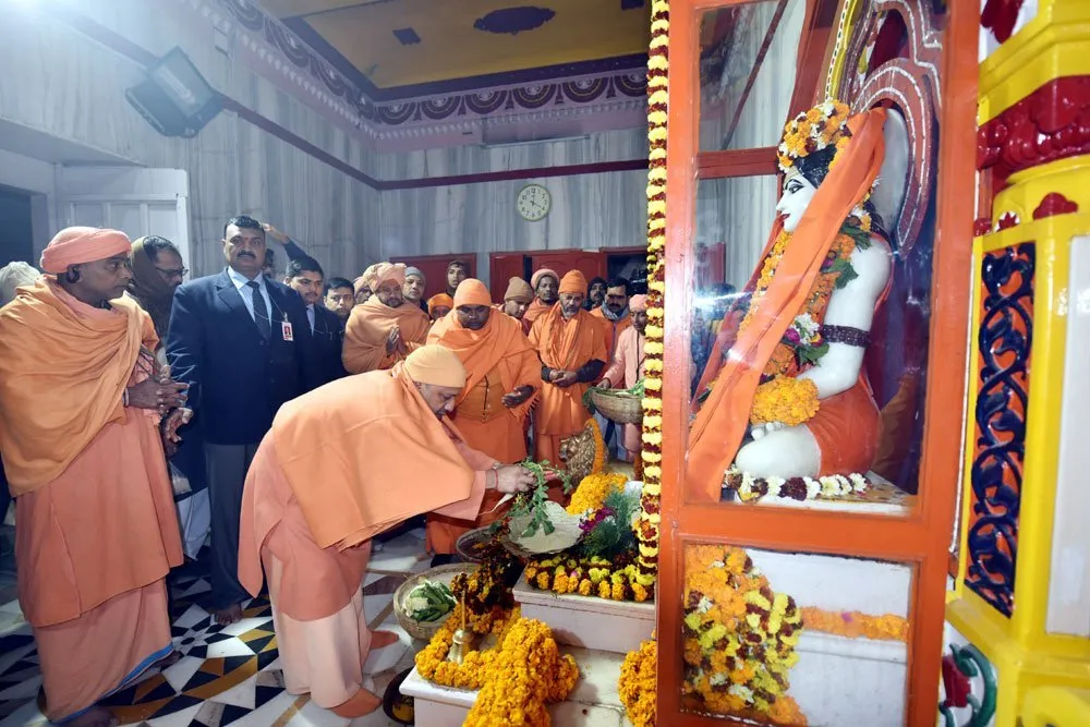 सीएम योगी ने गोरखनाथ मंदिर में भव्य मकर संक्रांति मेले का किया उद्घाटन