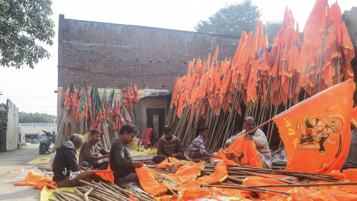 राम मंदिर प्रतिष्ठापन से पहले भगवा झंडे और मंदिर के सामान की मांग में उछाल