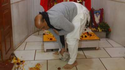 लखनऊ: राजनाथ सिंह ने स्वच्छ तीर्थ अभियान में लिया भाग, हनुमान सेतु मंदिर में की सफाई