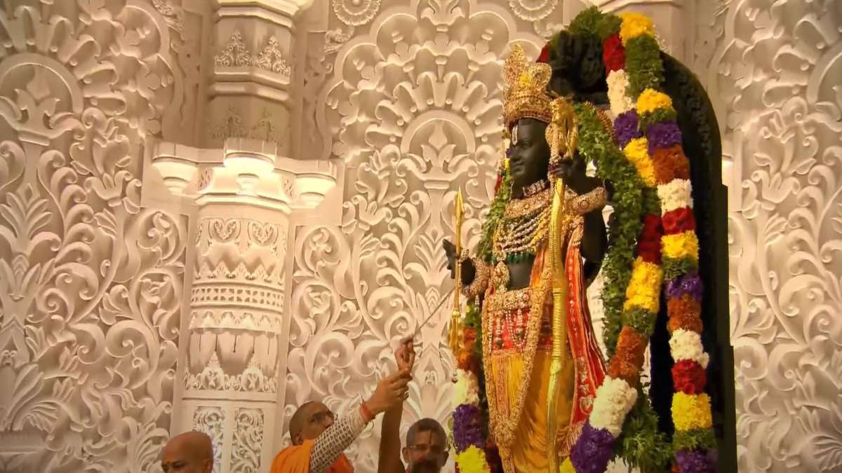 अयोध्या में जश्न: प्राण प्रतिष्ठा के बाद सोने से सजे राम लला प्रकट हुए
