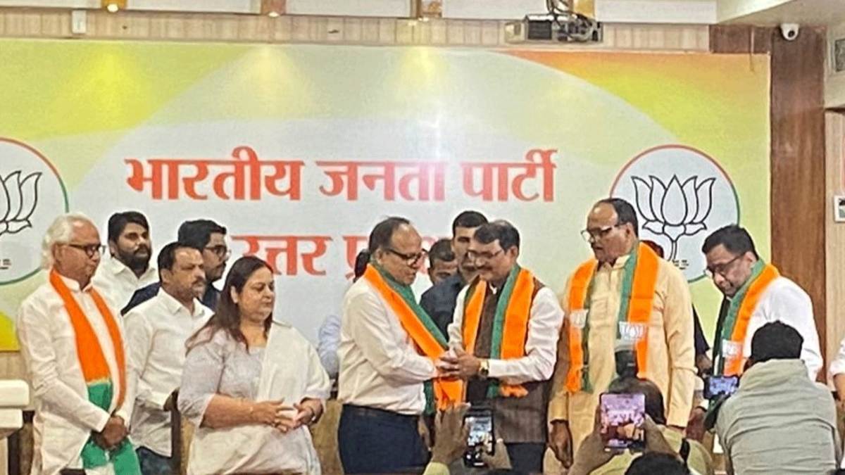 यूपी के पूर्व डीजीपी विजय कुमार अपनी पत्नी के साथ बीजेपी में शामिल, डिप्टी सीएमने द‍िलाई सदस्‍यता