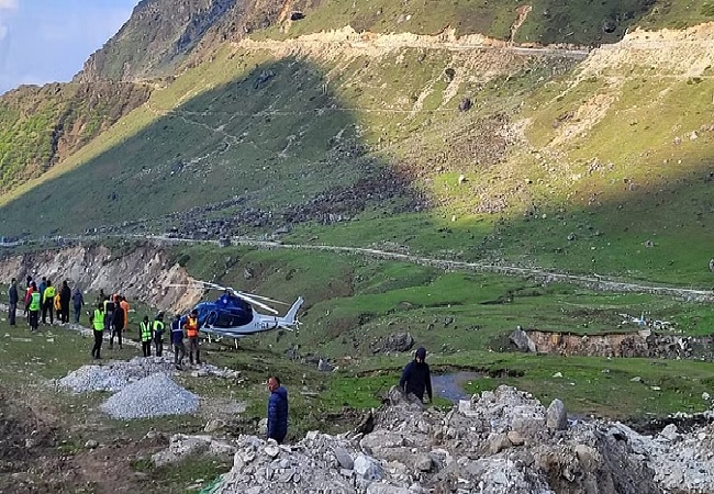 केदारनाथ धाम में हेलिकॉप्टर की इमरजेंसी लैंडिंग, पायलट की सूझबूझ से सभी यात्री सुरक्षित