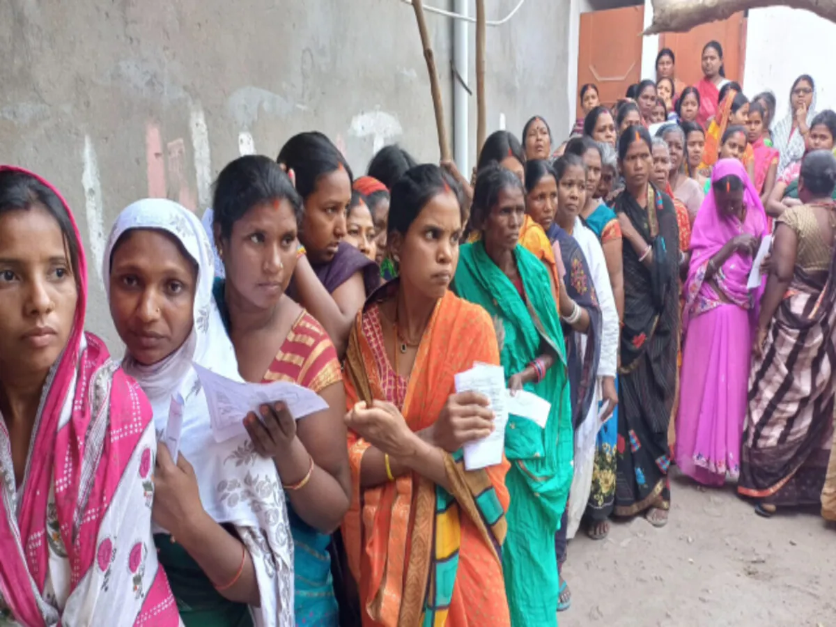 LS Election Phase 5 Voting: चुनाव के पांचवें चरण के दौरान अमेठी और रायबरेली में महिलाओं की लंबी कतारें देखी गईं