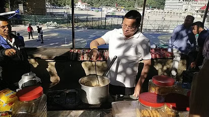नैनीताल में सीएम धामी का अनोखा अंदाज: बच्चों के साथ फुटबॉल खेलना और चाय बनाना