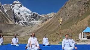 ‘योग न केवल शरीर और मन को स्वस्थ रखता है बल्कि हमें प्रकृति से भी जोड़ता है’ आदि कैलाश में अंतर्राष्ट्रीय योग दिवस पर बोले सीएम धामी