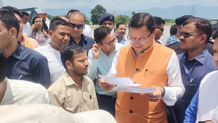 उत्तराखंड: सीएम धामी का शारदा घाट का दौरा, आपदा राहत प्रयास और भव्य विकास योजनाओ की करी घोषणा
