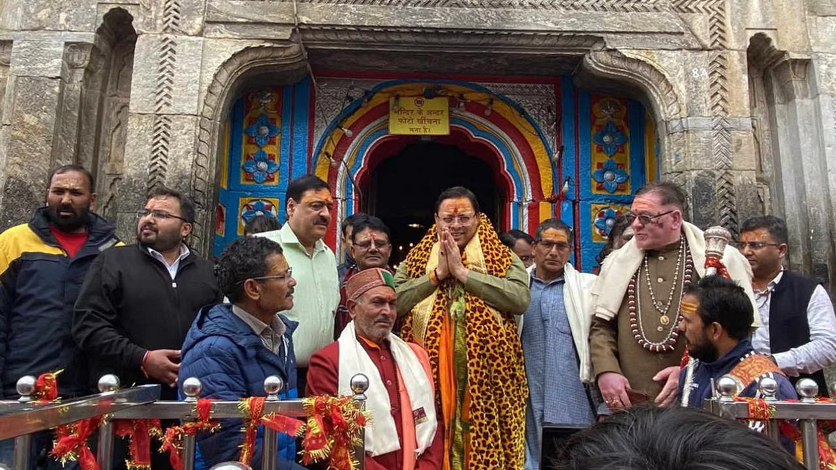 केदारनाथ पहुंचे सीएम धामी, तीर्थयात्रा तैयारियों का निरीक्षण किया, मंदिर समिति और पुजारियों का जताया आभार