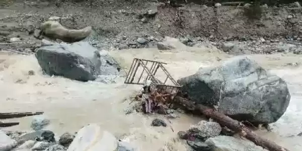 Uttarakhand News: फंसे हुए यात्रियों को बचाने के लिए मंदाकिनी नदी पर बना पुल बहा