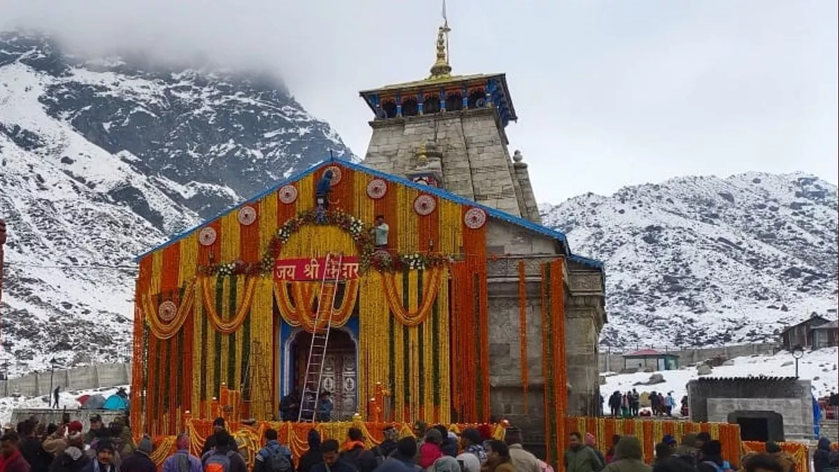 Kedarnath Dham: उत्तराखंड में बदला मौसम का मिजाज, भारी बारिश और सीजन की पहली बर्फबारी से बढ़ी ठंड, सैकड़ों यात्री सोनप्रयाग में फंसे