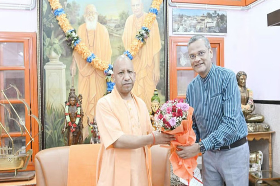 UP NEWS :एम्स में परिचारक बन इमरजेंसी में पहुंचे नए कार्यकारी निदेशक, सीएम योगी से भी की मुलाकात