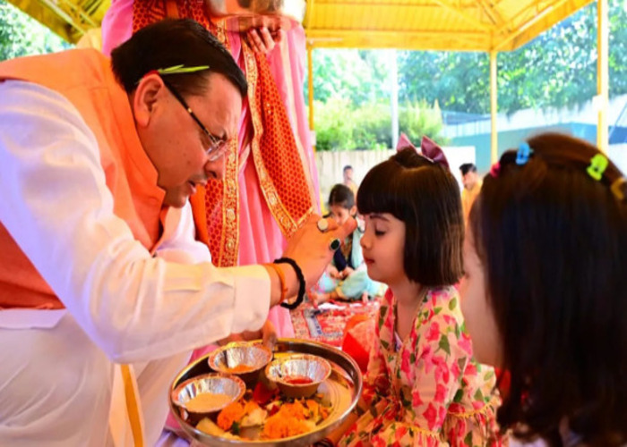 UK NEWS: सीएम धामी ने प्रदेशवासियों के लिए सुख- समृद्धि की कामना करते हुए किया कन्या पूजन