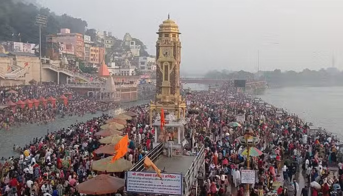 UK News: कार्तिक पूर्णिमा स्नान पर हर की पौड़ी पर उमड़ी श्रद्धालुओं की भारी भीड़