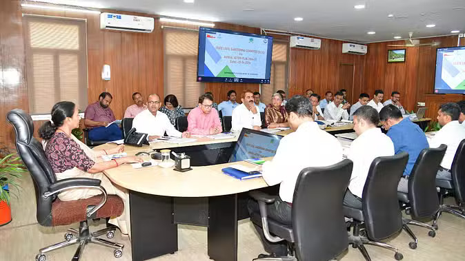 आयुष्मान कार्ड में फर्जीवाड़ा रोकने के लिए सख्त कदम, मुख्य सचिव राधा रतूड़ी ने दिए निर्देश