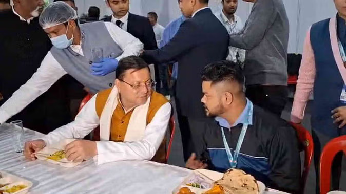 National Games 2025: मुख्यमंत्री धामी पहुंचे स्टेडियम, खिलाड़ियों के साथ किया भोजन और बढ़ाया उत्साह