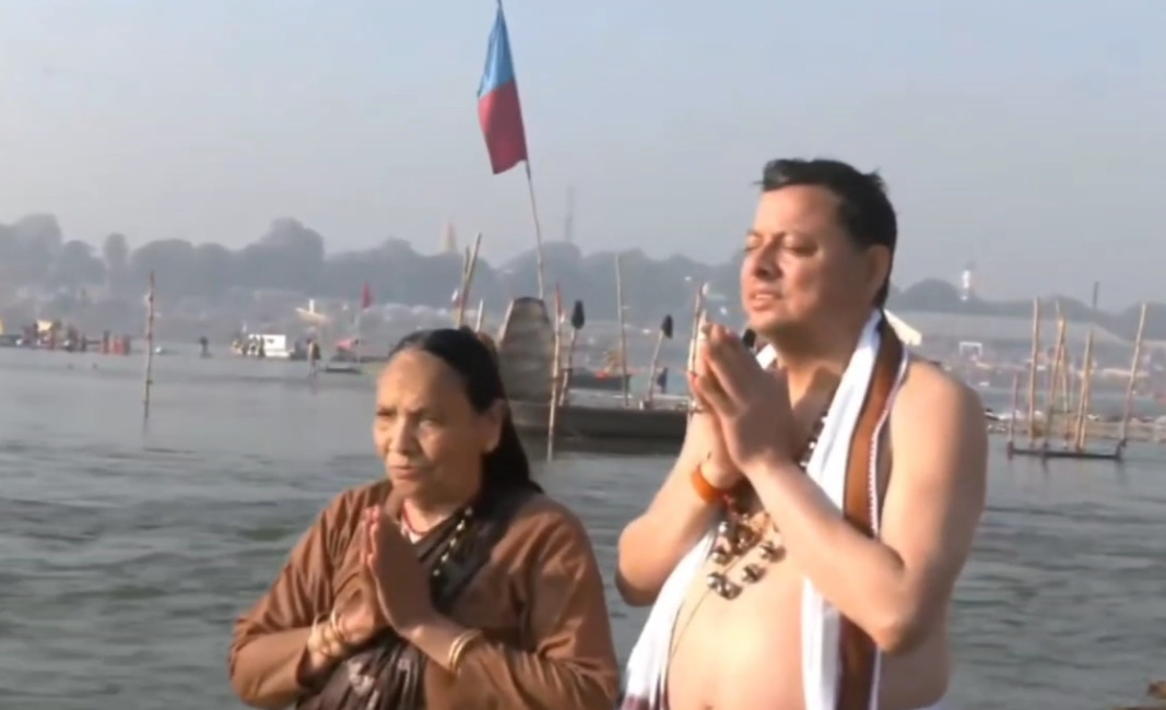 Mahakumbh 2025: मुख्यमंत्री पुष्कर सिंह धामी ने परिवार संग लगाई आस्था की डुबकी, मां को भी कराया संगम स्नान