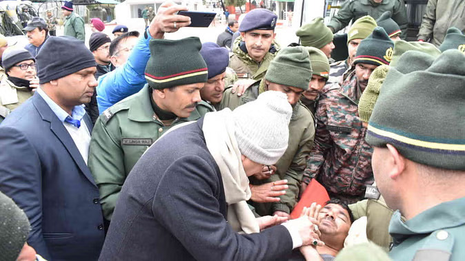 Uttarakhand Avalanche: बर्फ में फंसे 47 मजदूर बचाए गए, आठ की तलाश जारी; ग्राउंड जीरो पर पहुंचे सीएम धामी