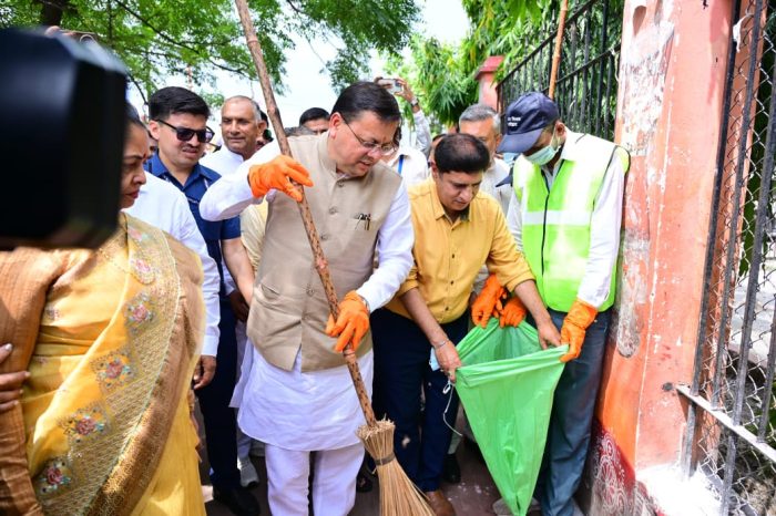Uttarakhand : सीएम ने एक पेड़ मॉं के नाम अभियान के तहत किया पौधारोपण