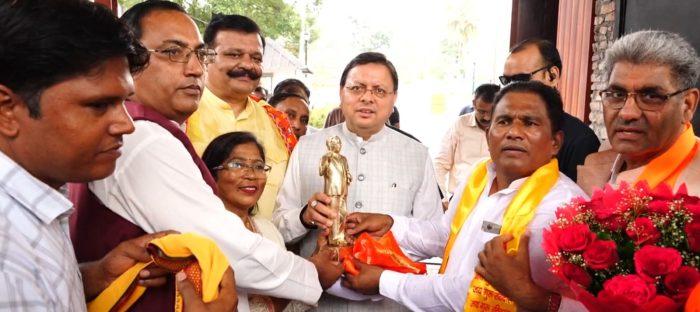 Uttarakhand : सीएम धामी ने कल्याण बहुउद्देशीय शिविर रथ को हरी झंडी दिखाकर किया रवाना