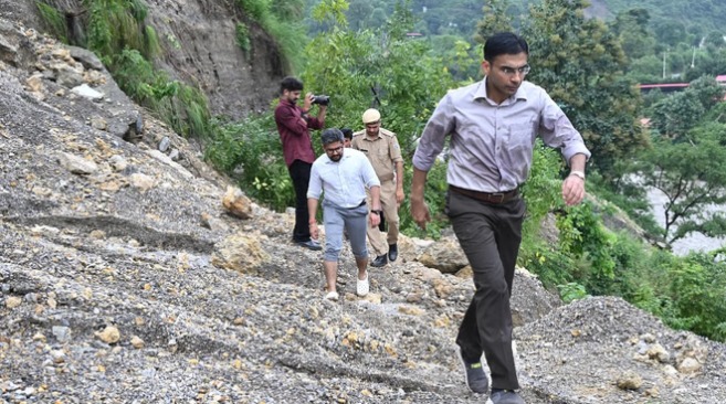 Dehradun : मालदेवता में रिजॉर्ट निर्माण पर सवाल, डीएम ने दिए जांच के निर्देश