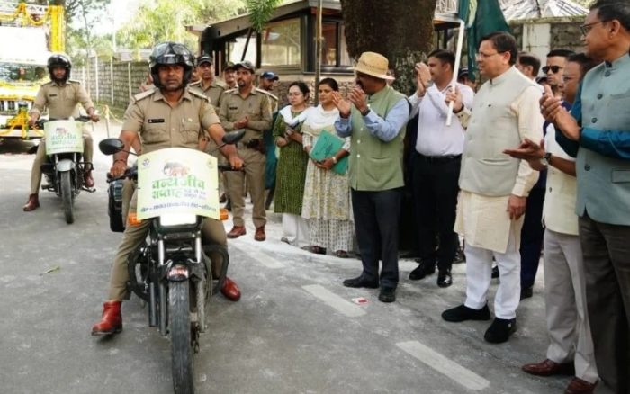 Uttarakhand : सीएम धामी ने हरी झंडी दिखाकर बाइक रैली का किया शुभारंभ