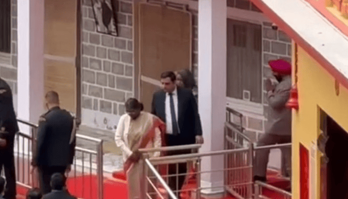 Nainital : राष्ट्रपति मुर्मू ने कैंची धाम में की बाबा नीम करौली महाराज की पूजा-अर्चना