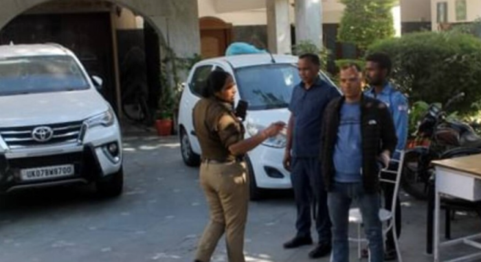 Dehradun : देहरादून में आयकर विभाग की ताबड़तोड़ छापेमारी से हड़कंप