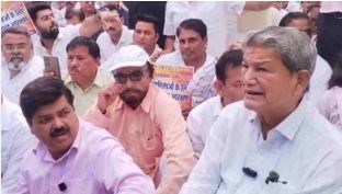 महिला आरक्षण को लेकर उत्तराखंड विधानसभा के बाहर कांग्रेस का धरना