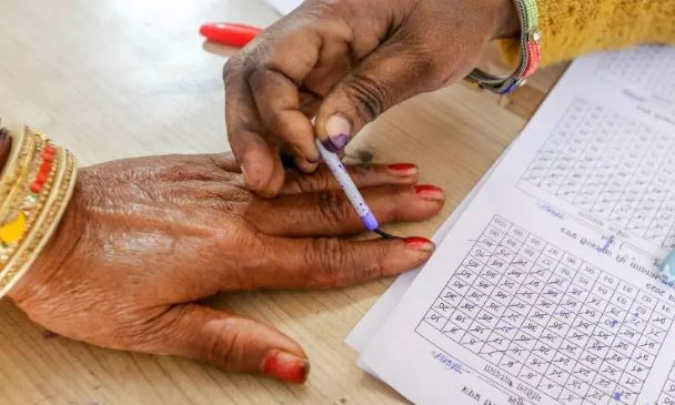 SIR के बाद 12 राज्यों और केंद्र शासित प्रदेशों में हुए वोटर कम, ECI ने जारी किया डेटा