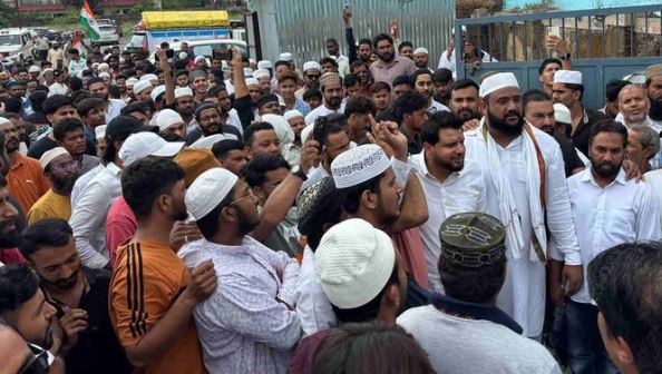 मस्जिद सील किए जाने के विरोध में प्रदर्शन, मुस्लिम सेवा संगठन ने उठाए सवाल